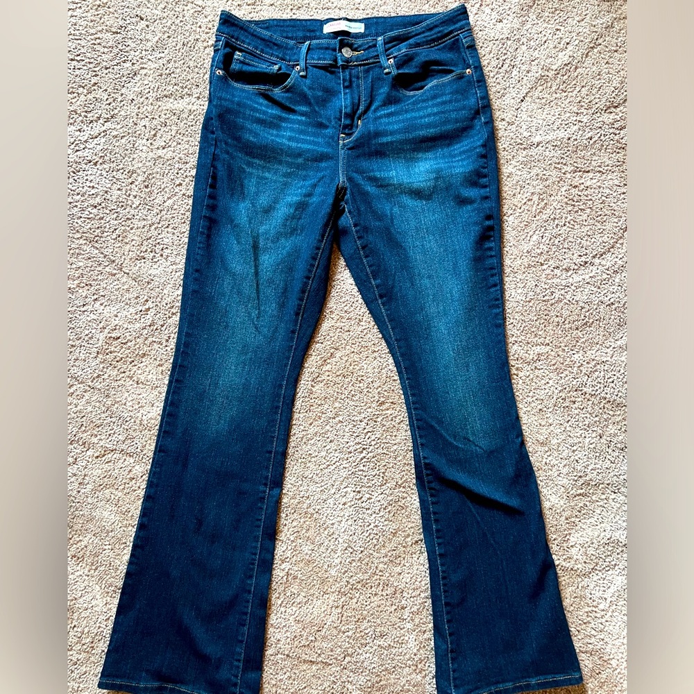 Women’s Signature Levi Strauss Jeans. Mid-Rise Bootcut. W30 L32